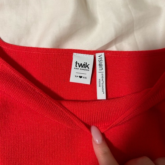 red cropped top with wing arms - Picture 3 of 3